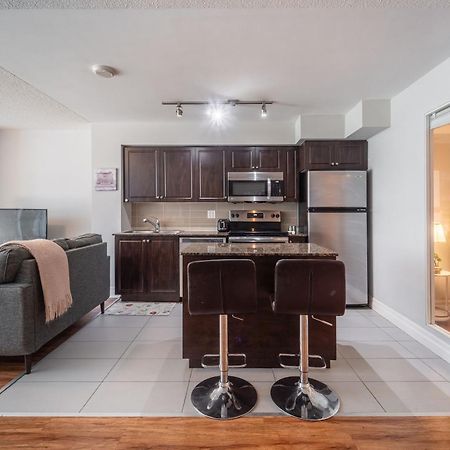 Spacious 2 Bedroom Plus Den, 2 Bath, Sleeps 5 With Balcony And Lakeview Downtown Toronto Condo Esterno foto