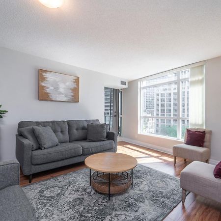 Spacious 2 Bedroom Plus Den, 2 Bath, Sleeps 5 With Balcony And Lakeview Downtown Toronto Condo Esterno foto