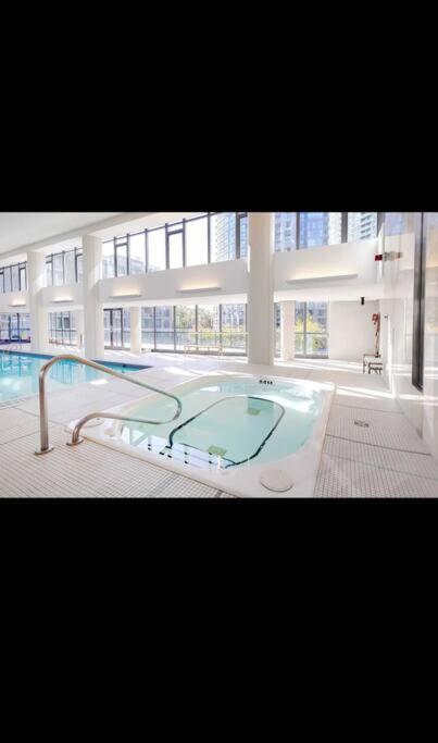 Spacious 2 Bedroom Plus Den, 2 Bath, Sleeps 5 With Balcony And Lakeview Downtown Toronto Condo Esterno foto