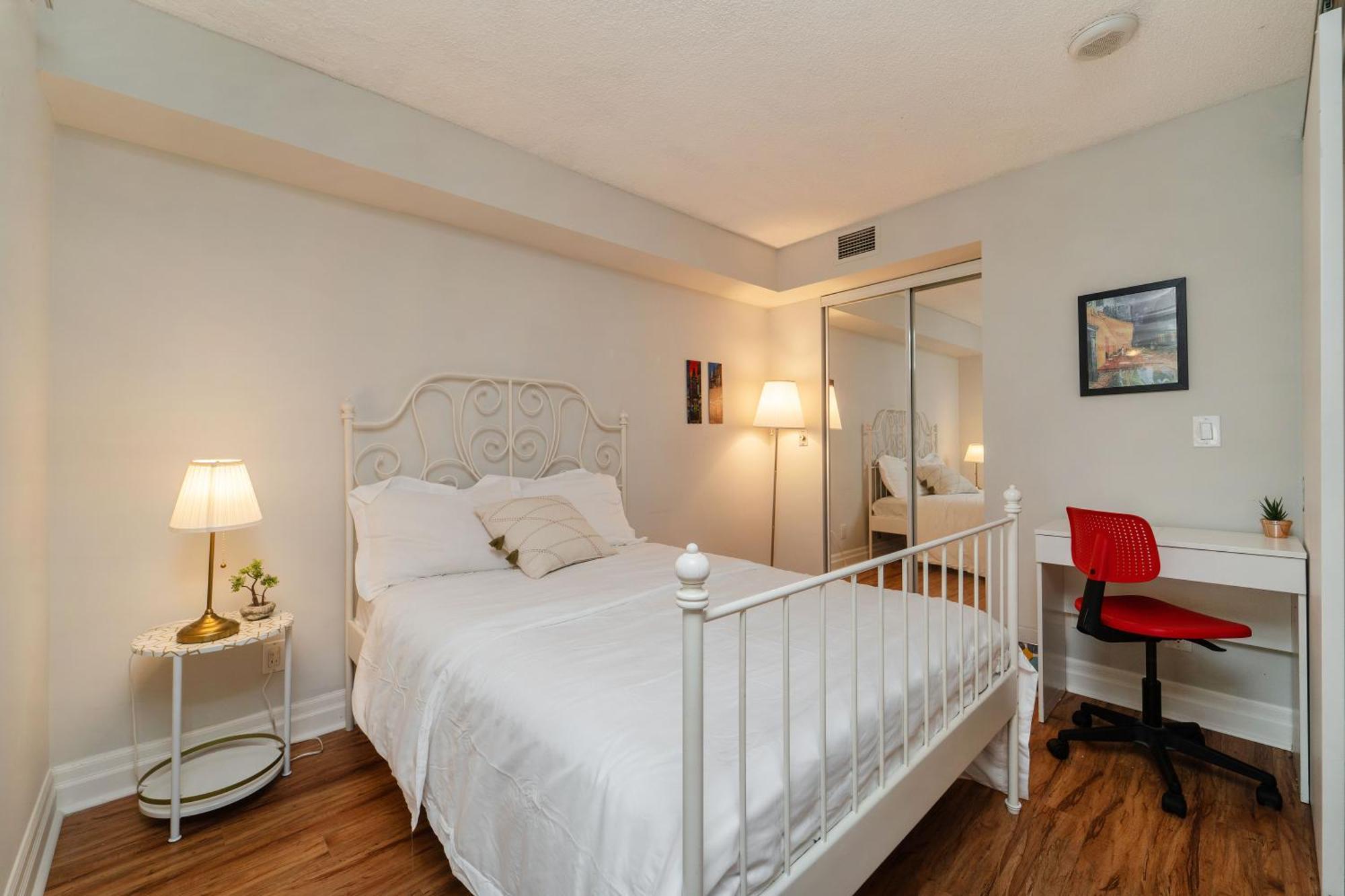 Spacious 2 Bedroom Plus Den, 2 Bath, Sleeps 5 With Balcony And Lakeview Downtown Toronto Condo Esterno foto