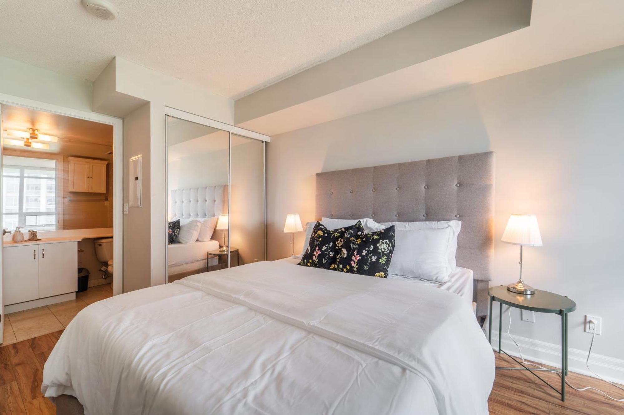 Spacious 2 Bedroom Plus Den, 2 Bath, Sleeps 5 With Balcony And Lakeview Downtown Toronto Condo Esterno foto