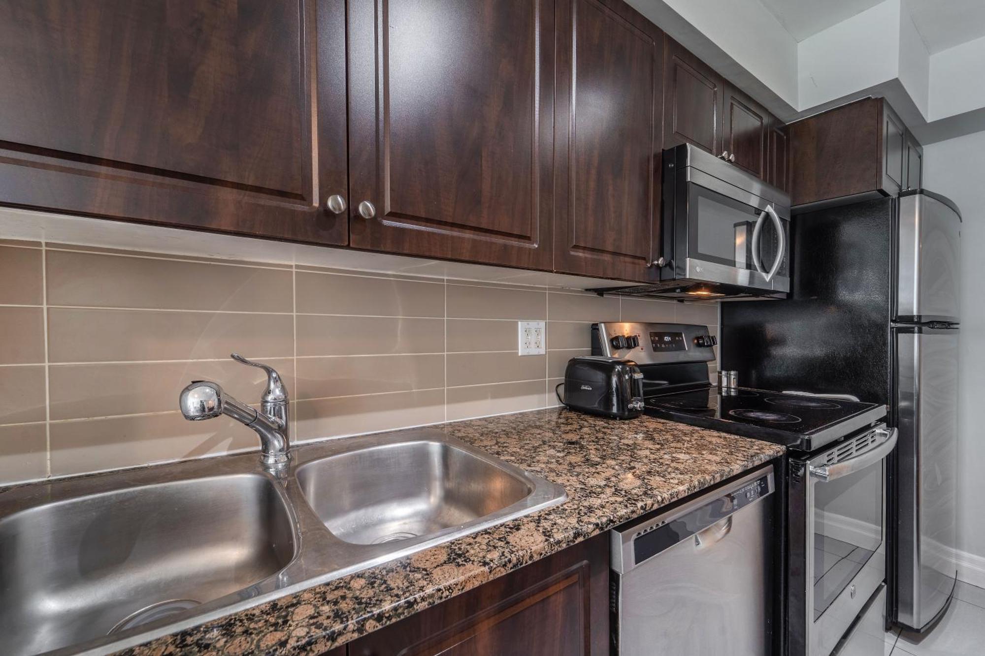 Spacious 2 Bedroom Plus Den, 2 Bath, Sleeps 5 With Balcony And Lakeview Downtown Toronto Condo Esterno foto