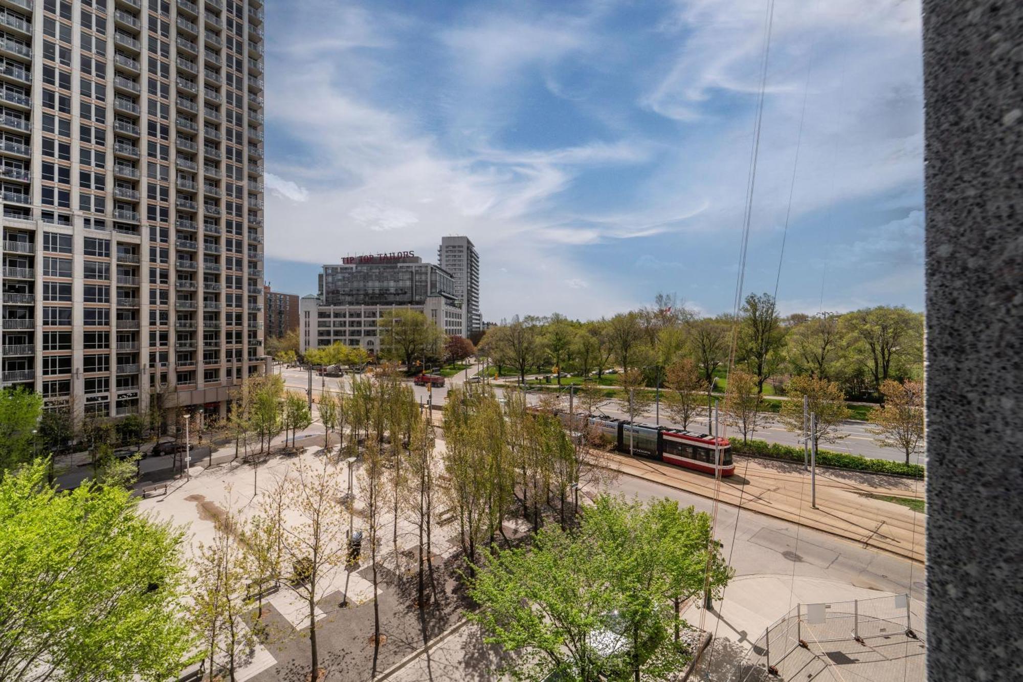 Spacious 2 Bedroom Plus Den, 2 Bath, Sleeps 5 With Balcony And Lakeview Downtown Toronto Condo Esterno foto