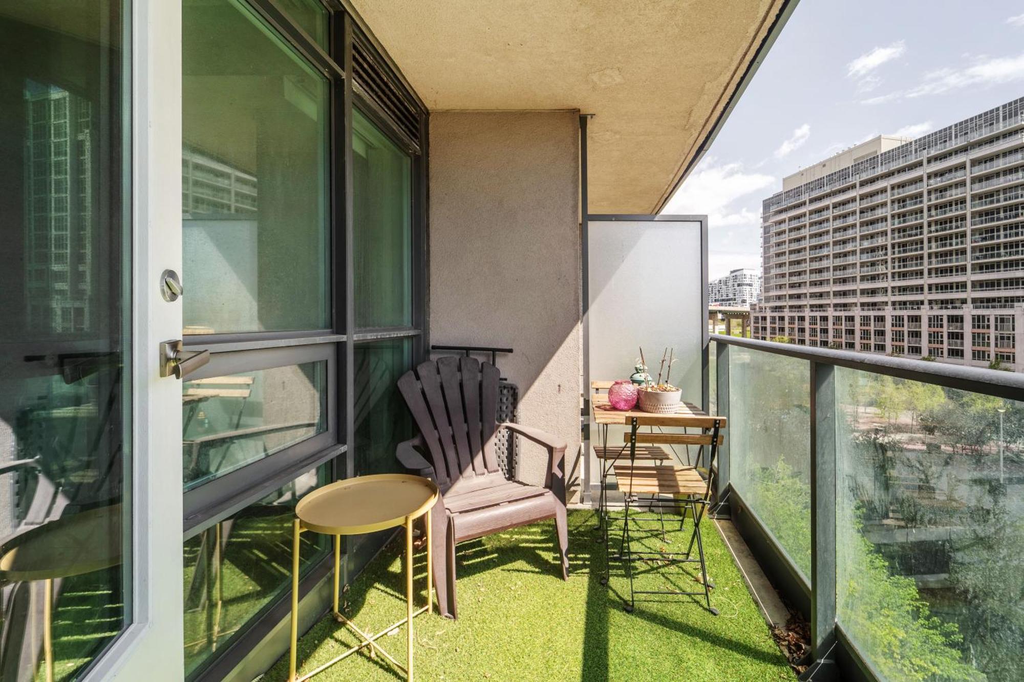 Spacious 2 Bedroom Plus Den, 2 Bath, Sleeps 5 With Balcony And Lakeview Downtown Toronto Condo Esterno foto
