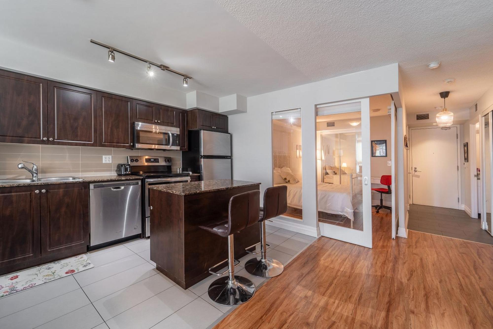 Spacious 2 Bedroom Plus Den, 2 Bath, Sleeps 5 With Balcony And Lakeview Downtown Toronto Condo Esterno foto
