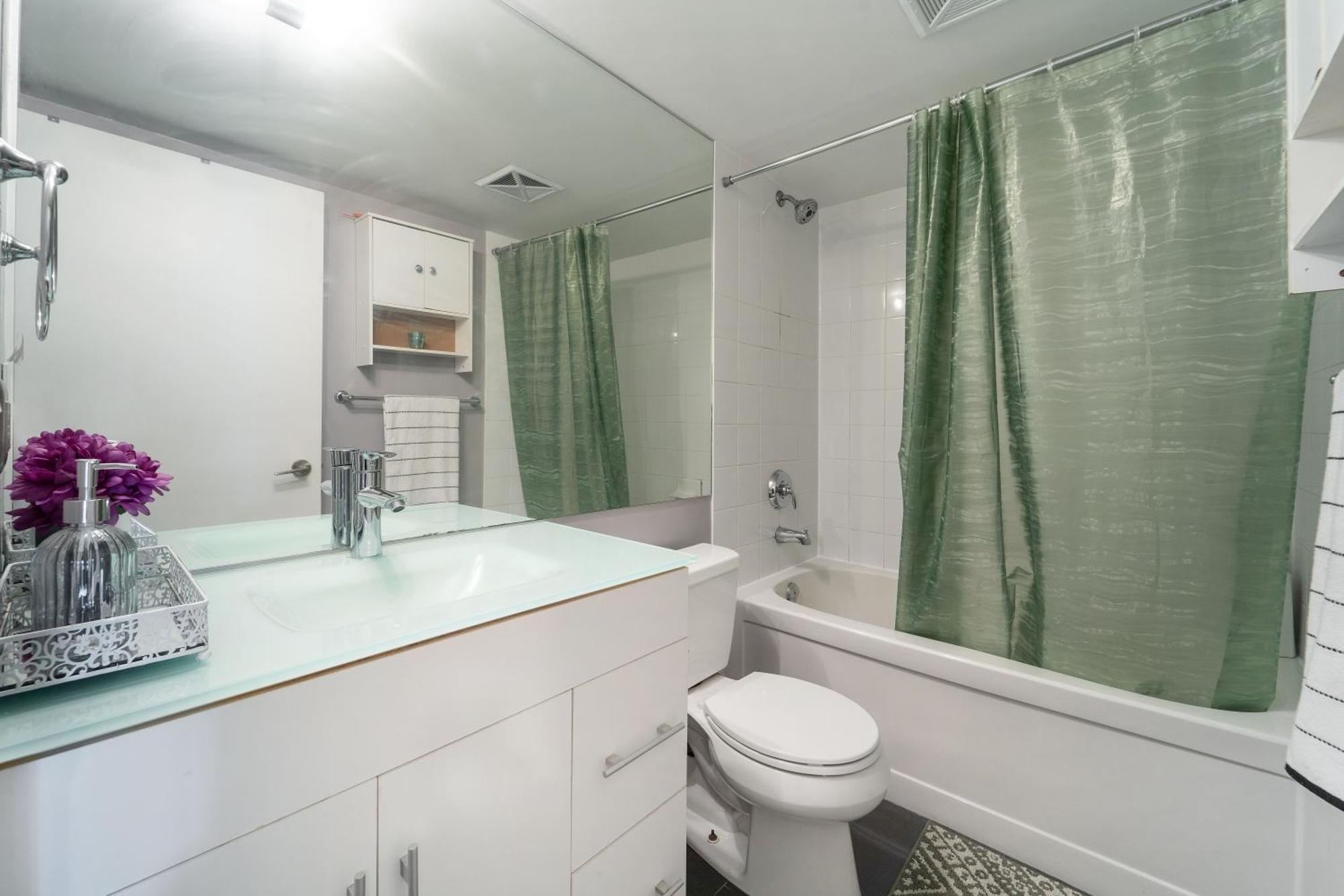 Spacious 2 Bedroom Plus Den, 2 Bath, Sleeps 5 With Balcony And Lakeview Downtown Toronto Condo Esterno foto