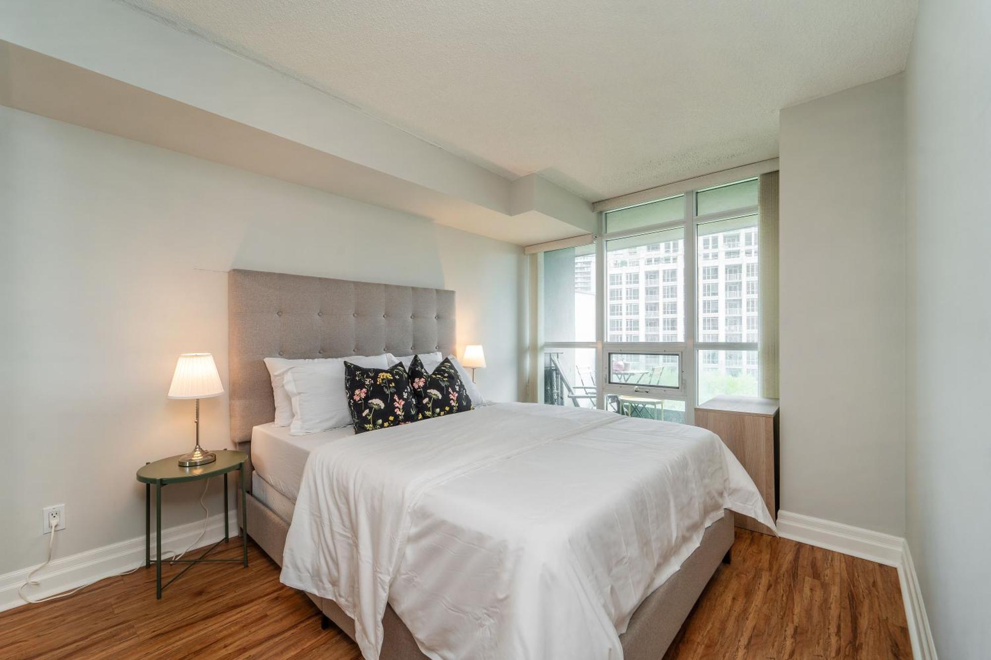 Spacious 2 Bedroom Plus Den, 2 Bath, Sleeps 5 With Balcony And Lakeview Downtown Toronto Condo Esterno foto