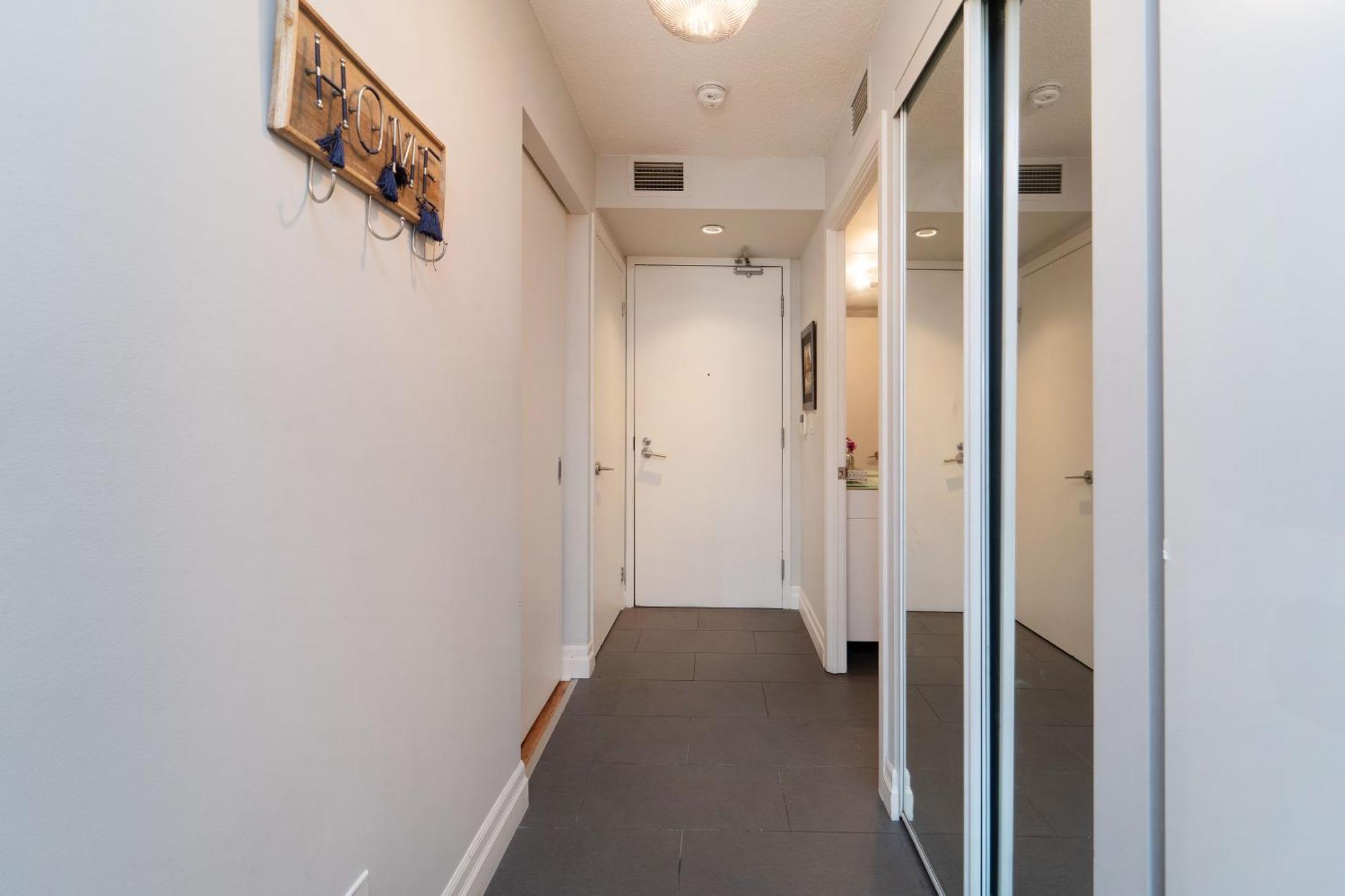 Spacious 2 Bedroom Plus Den, 2 Bath, Sleeps 5 With Balcony And Lakeview Downtown Toronto Condo Esterno foto