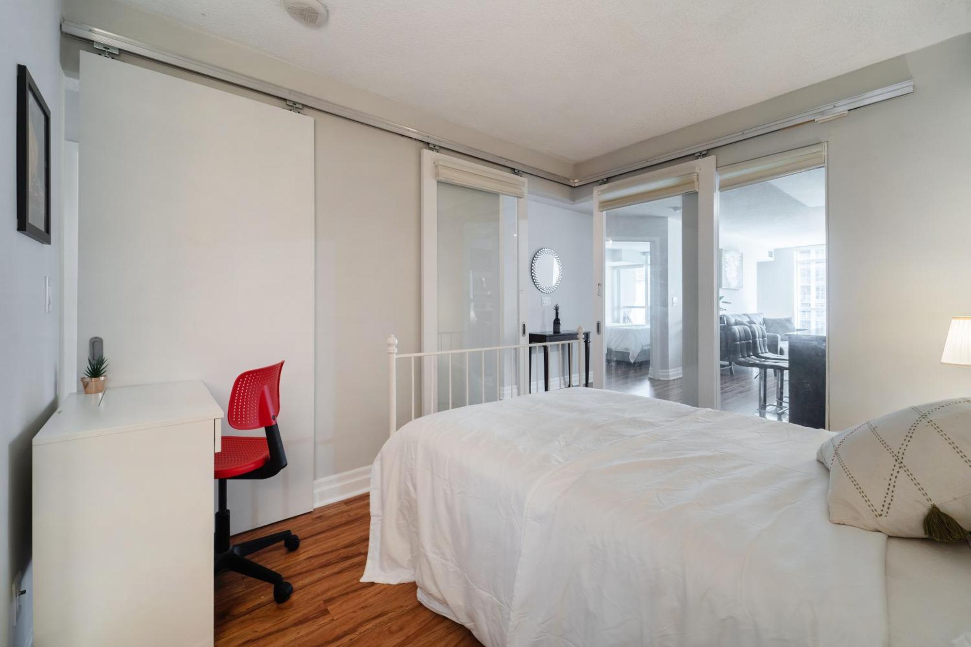 Spacious 2 Bedroom Plus Den, 2 Bath, Sleeps 5 With Balcony And Lakeview Downtown Toronto Condo Esterno foto