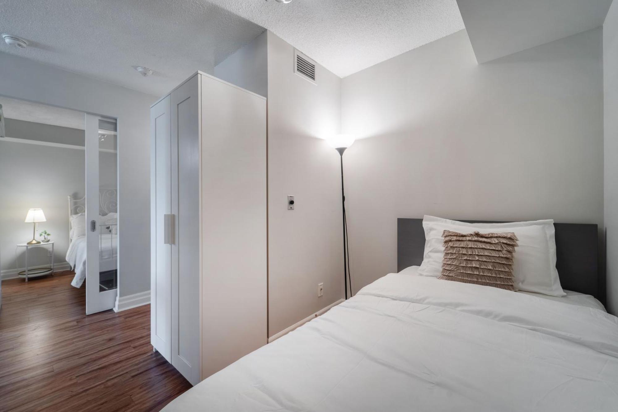 Spacious 2 Bedroom Plus Den, 2 Bath, Sleeps 5 With Balcony And Lakeview Downtown Toronto Condo Esterno foto