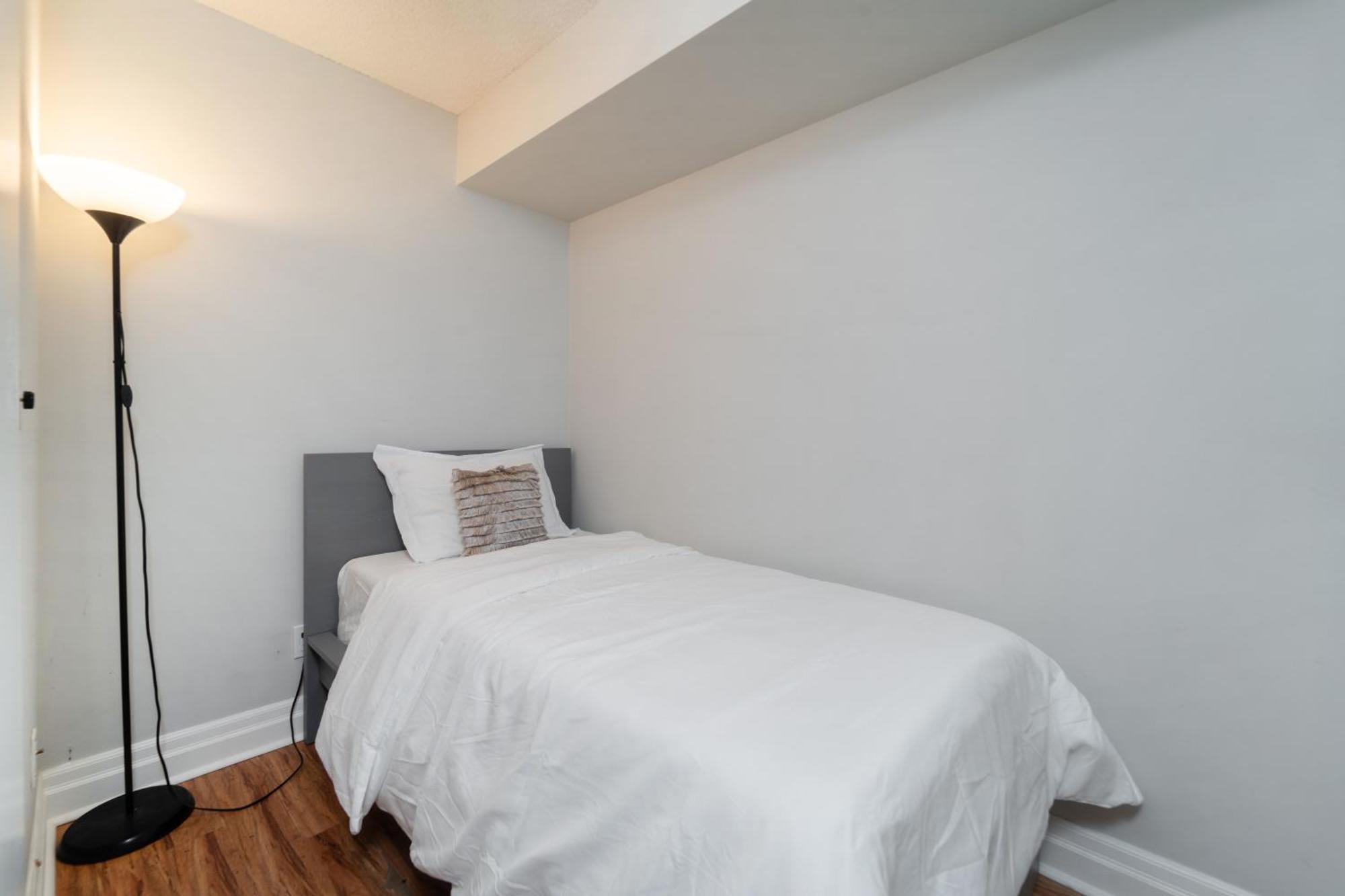 Spacious 2 Bedroom Plus Den, 2 Bath, Sleeps 5 With Balcony And Lakeview Downtown Toronto Condo Esterno foto