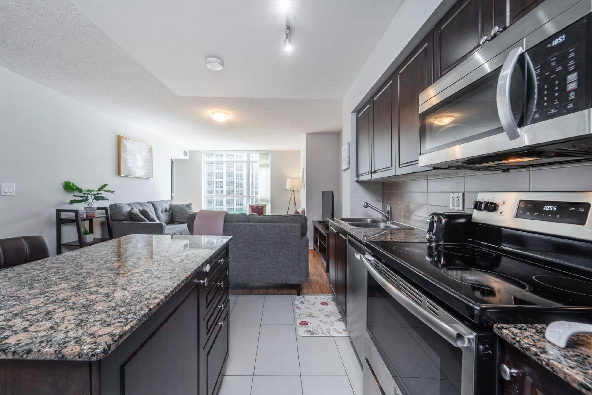 Spacious 2 Bedroom Plus Den, 2 Bath, Sleeps 5 With Balcony And Lakeview Downtown Toronto Condo Esterno foto