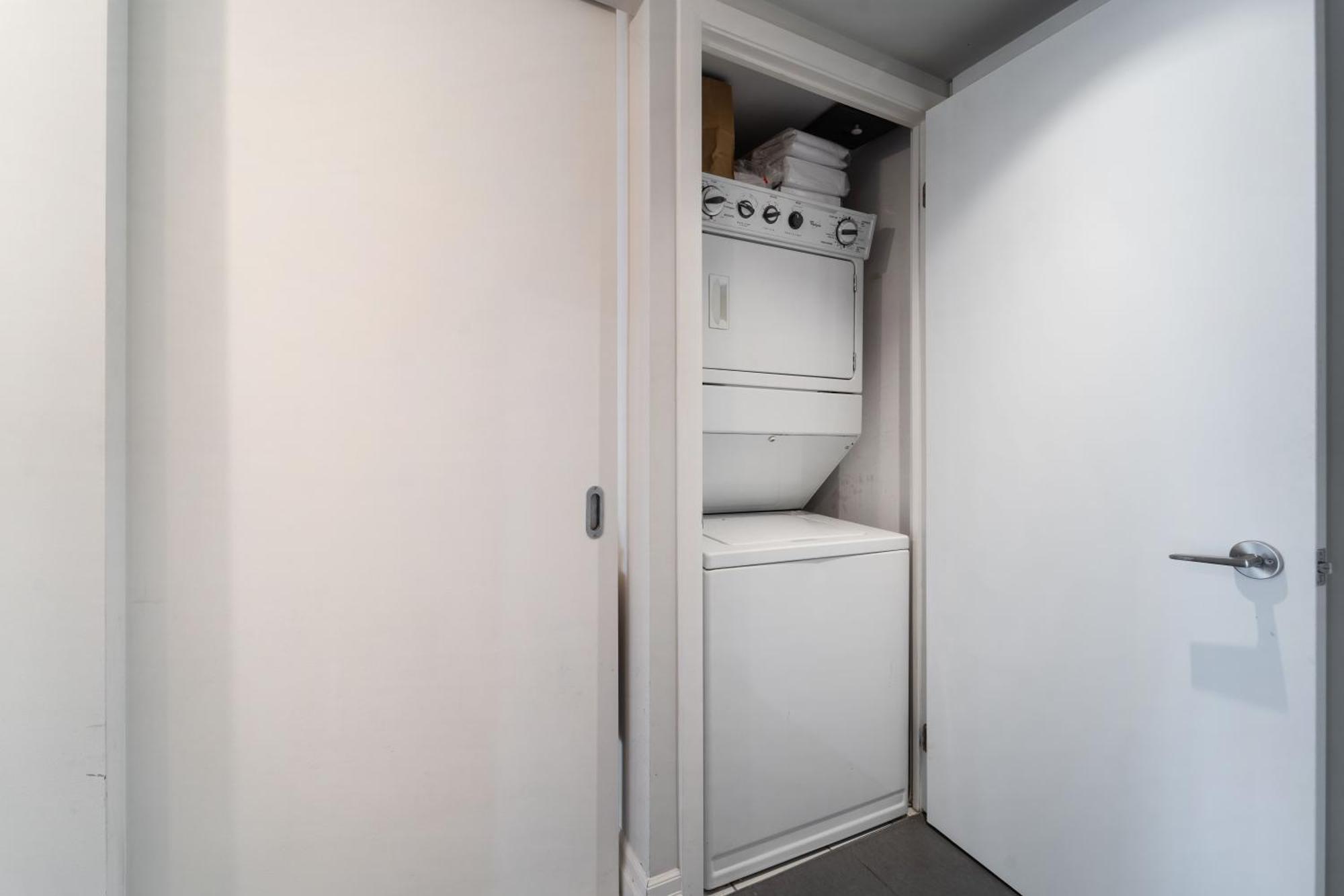 Spacious 2 Bedroom Plus Den, 2 Bath, Sleeps 5 With Balcony And Lakeview Downtown Toronto Condo Esterno foto